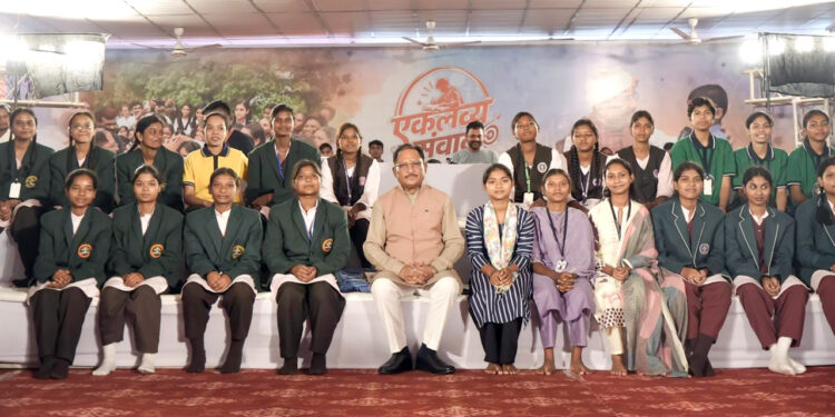 मुख्यमंत्री विष्णु देव साय ने एकलव्य के विद्यार्थियों का बढ़ाया उत्साह….