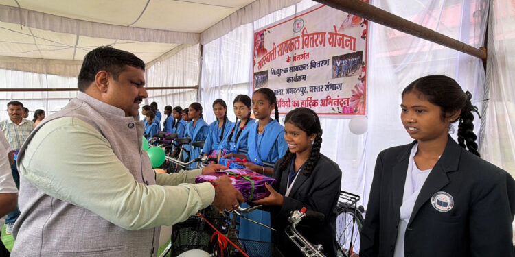 शिक्षा मंत्री गजेंद्र यादव ने बस्तर में शिक्षा विभाग की संभाग स्तरीय समीक्षा बैठक ली…