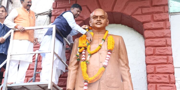 डॉ. श्यामा प्रसाद मुखर्जी की जयंती पर वन मंत्री केदार कश्यप ने अर्पित की पुष्पांजलि…..