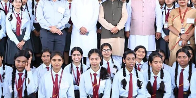 लोकतंत्र की पाठशाला बना विधानसभा परिसर: शकुंतला विद्यालय के विद्यार्थियों ने सदन की कार्यवाही देखी, मुख्यमंत्री विष्णुदेव साय और डॉ. रमन सिंह से की मुलाकात….