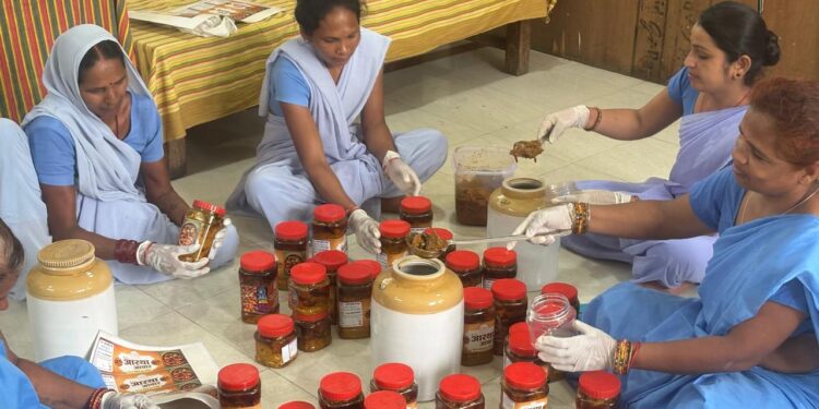 निश्चय कार्यक्रम से आत्मनिर्भर बन रहीं महिला बंदी, रायपुर सेंट्रल जेल में तैयार हो रहा स्वादिष्ट अचार….