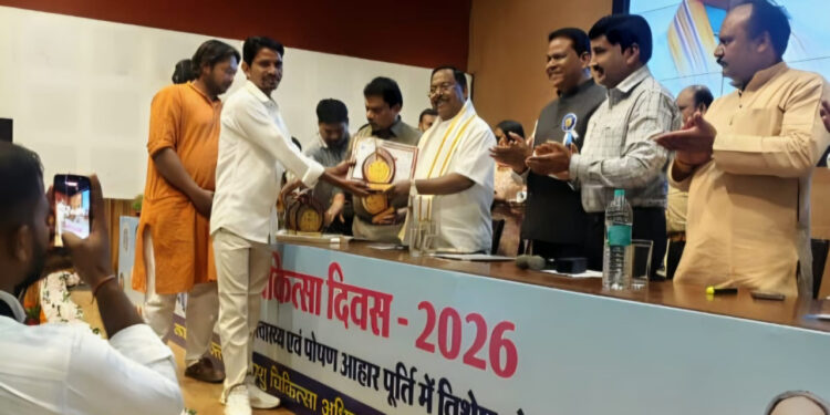 सरकारी योजना से बदली जिंदगीः मड़कम देवा ने झींगा पालन से लिखी सफलता की नई कहानी,एक साल में 5 लाख रूपए की कमाई, दूर-दूर से खरीदने पहुंच रहे ग्राहक……