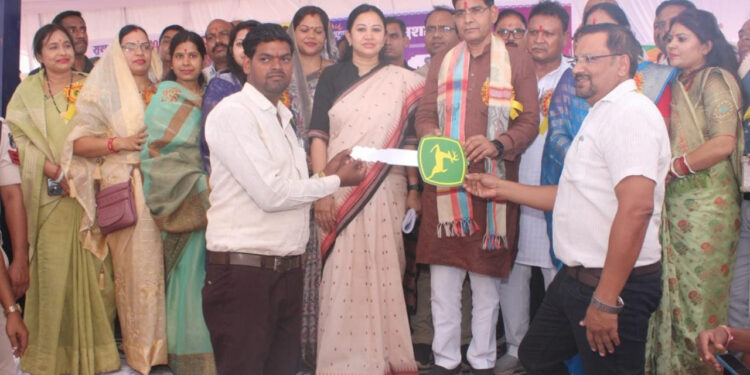 बदली बिलाईगढ़ के तिहारूराम की तकदीर : 4 लाख रूपए के अनुदान से मिला ट्रैक्टर, कृषि यंत्रीकरण योजना से आधुनिक और लाभकारी खेती की ओर बढ़े किसान के कदम- मंत्री टंकराम वर्मा….