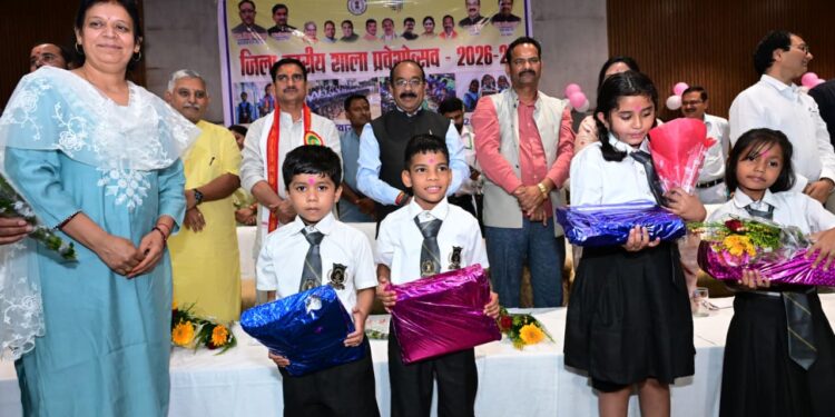 केंद्रीय राज्य मंत्री तोखन साहू और उप मुख्यमंत्री अरुण साव ने नवप्रवेशी बच्चों का तिलक लगाकर किया आत्मीय स्वागत, न्योता भोज में साथ में किया भोजन….