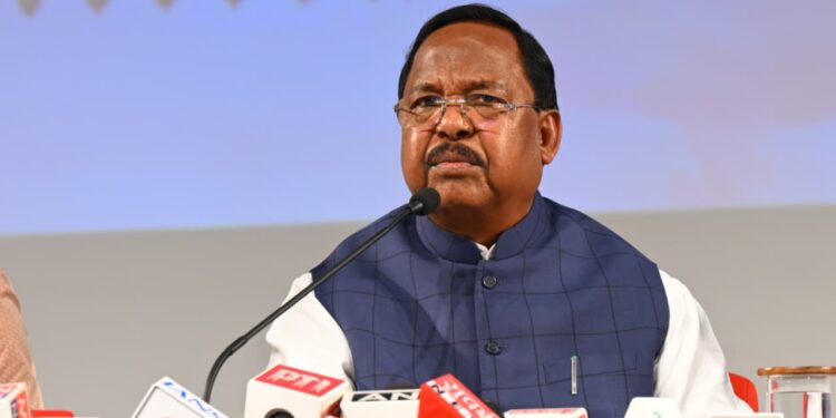आदिम जाति विकास मंत्री रामविचार नेताम एवं प्रमुख सचिव छत्तीसगढ़ शासन सोनमणि बोरा द्वारा विभागीय गतिविधियों एवं उपलब्धियों पर छत्तीसगढ संवाद के आडिटोरियम (अटल नगर, नवा रायपुर) में आज संयुक्त रूप से प्रेस कॉन्फ्रेंस को संबोधित करते हुए।