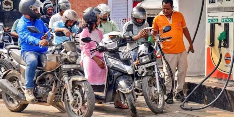 Govt Hike Tax: पेट्रोल, डीजल और ATF पर सरकार का बड़ा फैसला, एक्साइज ड्यूटी में किया बदलाव