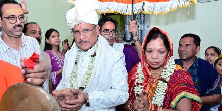 मुख्यमंत्री विष्णुदेव साय ने दोकड़ा की ऐतिहासिक रथयात्रा में निभाई गजपति महाराजा की परंपरा : भगवान श्री जगन्नाथ का रथ खींचकर प्रदेशवासियों के सुख, समृद्धि और खुशहाली की कामना की…..