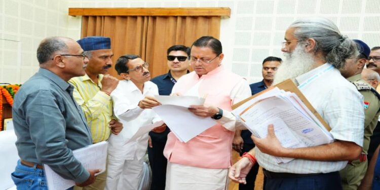 Uttarakhand News: CM धामी ने जनता दरबार में सुनीं फरियादें, समस्याओं के समयबद्ध निस्तारण के दिए आदेश…..