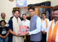 विश्व रिकॉर्ड के साथ जूनियर वर्ल्ड कप में स्वर्ण पदक जीतने वाले दिव्यांशु देवांगन का वित्त मंत्री ओपी चौधरी ने किया सम्मान….