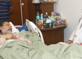 स्वास्थ्य लाभ ले रहे जगदलपुर विधायक किरण सिंह देव से मिले मुख्यमंत्री विष्णुदेव साय..