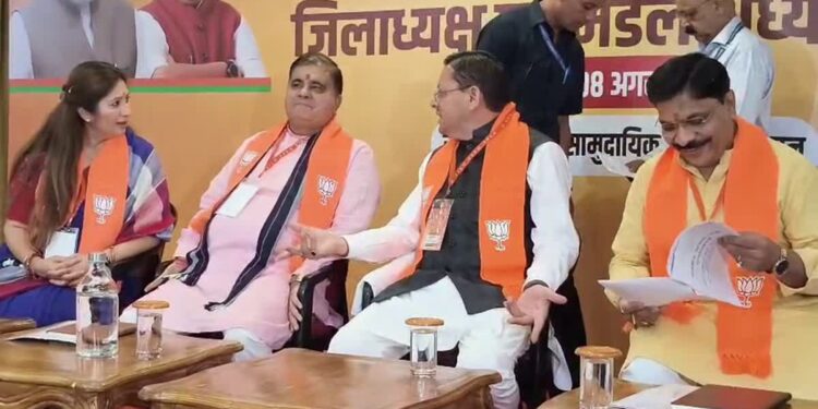 दिल्ली के बाद देहरादून में भाजपा की बड़ी बैठक, सीएम ने कार्यकर्ताओं से किया संवाद