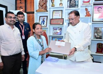 दृष्टिबाधा नहीं बनी बाधा, जयमंती के सपनों को मिली डिजिटल उड़ान,मुख्यमंत्री विष्णुदेव साय ने दृष्टिबाधित छात्रा जयमंती खेस को भेंट किया लैपटॉप…