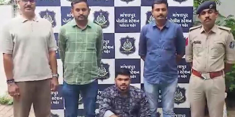 ‘कपड़े उतारो और पैसे कमाओ’! 10वीं पास युवक ने बनाया ऐप, फ्लैट में चल रहा था ऑनलाइन खेल