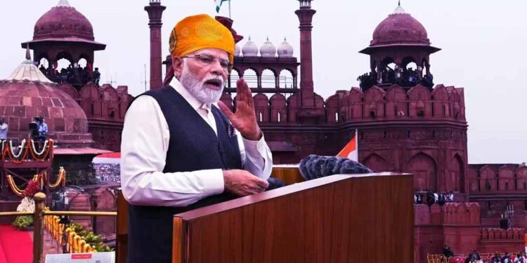 लाल किले पर सबसे ज्यादा बार तिरंगा किस प्रधानमंत्री ने फहराया? जानें नेहरू, इंदिरा और मोदी का रिकॉर्ड