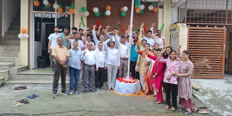 कमांडो स्टडी लाइब्रेरी में पूर्व पैरा कमांडो सुमन भंडारी ने फहराया तिरंगा, युवाओं को दिया देशसेवा का संदेश