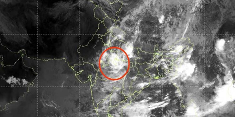 सैटेलाइट फोटो में मॉनसून का नया चेहरा! पूर्वी और मध्य भारत पर बादलों का भयानक घेरा