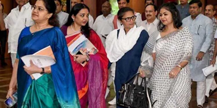 सुप्रीम कोर्ट के नोटिस के बाद ओम बिरला भी एक्शन में, TMC के बागी सांसदों से 7 दिन में जवाब तलब