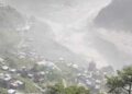 पहाड़ों से उठा धुएं का गुबार, फिर आया महाप्रलय; नेपाल में बाढ़ के 4 खौफनाक VIDEO