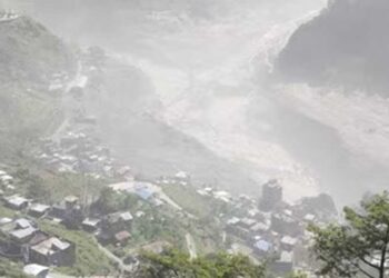 पहाड़ों से उठा धुएं का गुबार, फिर आया महाप्रलय; नेपाल में बाढ़ के 4 खौफनाक VIDEO
