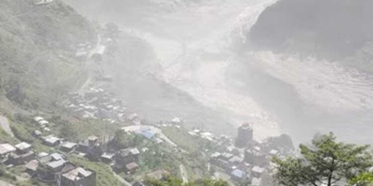 पहाड़ों से उठा धुएं का गुबार, फिर आया महाप्रलय; नेपाल में बाढ़ के 4 खौफनाक VIDEO
