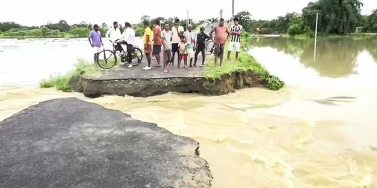 असम में बाढ़ का कहर, मृतकों की संख्या 99 पहुंची, 1.47 लाख लोग प्रभावित