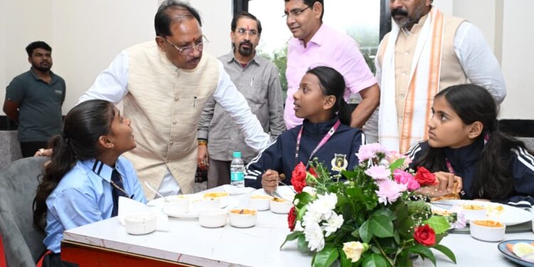 श्रमिक परिवारों के बच्चों को मिलेगी बड़े स्कूलों में मुफ्त शिक्षा, CM साय बोले- आपकी सफलता ही हमारी सबसे बड़ी खुशी…