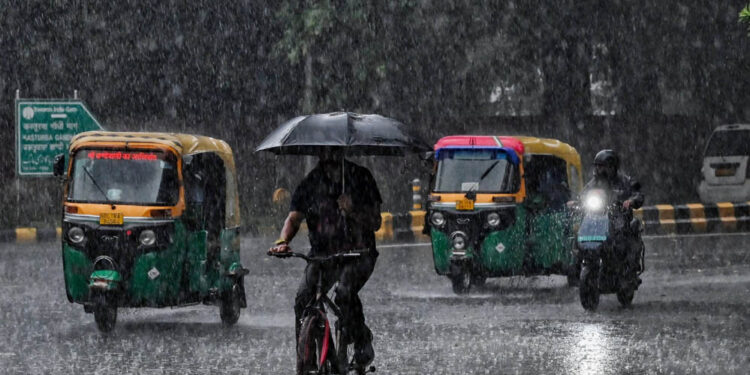 10 राज्यों में आंधी-तूफान और भारी बारिश का अलर्ट, UP समेत कई इलाकों में बदलेगा मौसम