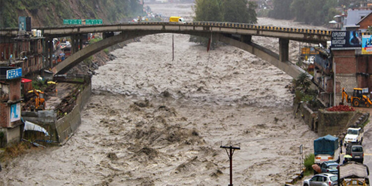 हिमाचल में बारिश का कहर, 145 सड़कें बंद और 224 ट्रांसफार्मर ठप; अगले 48 घंटे भारी पड़ सकते हैं