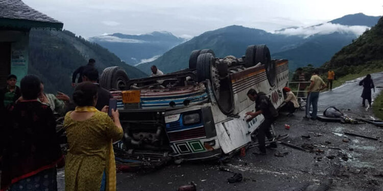 हिमाचल के चंबा में दर्दनाक हादसा, पहाड़ी से सड़क पर गिरी बस; 7 लोगों की मौत, कई घायल