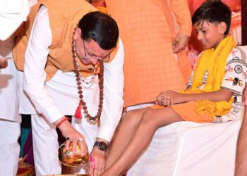 कांवड़ियों का भव्य स्वागत, हेलिकॉप्टर से बरसे फूल, सीएम धामी ने किया चरण पूजन