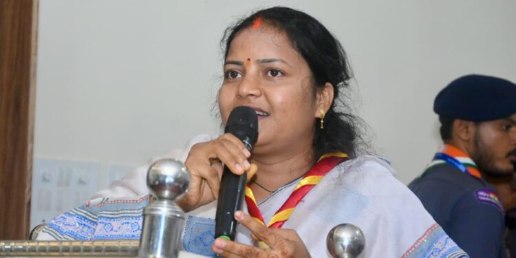 मंत्री लक्ष्मी राजवाड़े ने सैनिक भाइयों के लिए भेजे रक्षा सूत्र, ऑपरेशन सिपाही रक्षा सूत्र 0.4 के तहत सरगुजा से सैनिकों तक पहुंचेगा छत्तीसगढ़ की बहनों का स्नेह, सम्मान और आशीर्वाद…..
