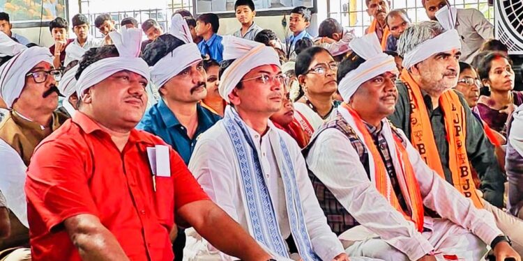 अब धमाकों की नहीं, रेडियो की गूंज, दूरस्थ वनांचल छिंदनार के लोगों ने सुनी प्रधानमंत्री के ‘मन की बात’…