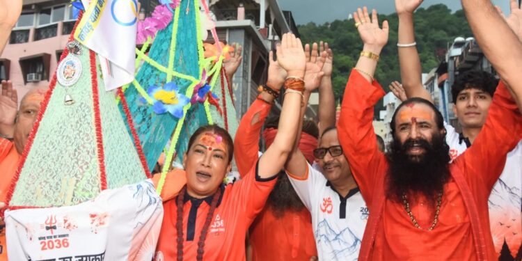 हरकी पैड़ी से कांवड़ लेकर 22 किमी पैदल निकलीं खेल मंत्री रेखा आर्या, दो संकल्पों के साथ शुरू की शिव यात्रा