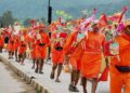 कांवड़ यात्रा में श्रद्धालुओं पर बरसे फूल, सीएम धामी ने हरिद्वार में किया स्वागत