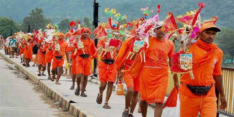 कांवड़ यात्रा में श्रद्धालुओं पर बरसे फूल, सीएम धामी ने हरिद्वार में किया स्वागत