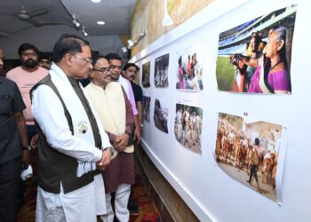 तस्वीरों ने ताजा कीं मुख्यमंत्री विष्णुदेवसाय की पुरानी यादें: मुख्यमंत्री विष्णुदेव साय ‘दृश्य संवाद 2026’ के समापन समारोह में हुए शामिल….