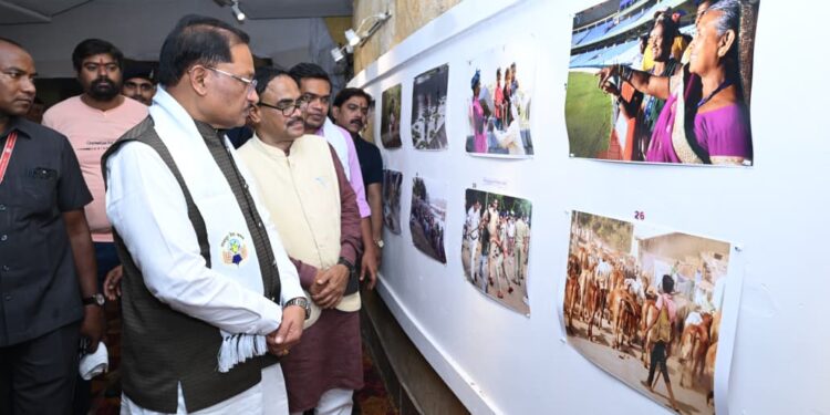 तस्वीरों ने ताजा कीं मुख्यमंत्री विष्णुदेवसाय की पुरानी यादें: मुख्यमंत्री विष्णुदेव साय ‘दृश्य संवाद 2026’ के समापन समारोह में हुए शामिल….
