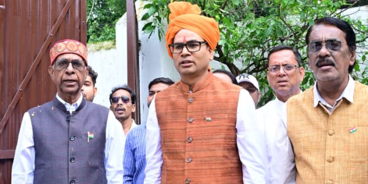 वित्त मंत्री ओपी चौधरी ने रायगढ़ निवास कार्यालय में किया ध्वजारोहण, राष्ट्रध्वज को दी सलामी….