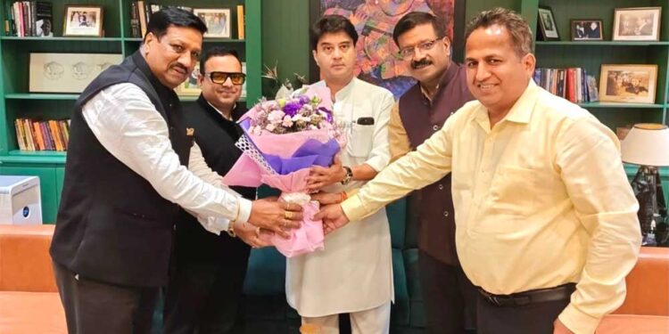 केंद्रीय संचार मंत्री ज्योतिरादित्य सिंधिया से चेम्बर पदाधिकारियों ने की सौजन्य भेंट, विभिन्न महत्वपूर्ण विषयों पर किया आग्रह