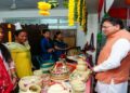 Uttarakhand News: ‘वोकल फॉर लोकल’ को बढ़ावा! CM धामी ने स्वयं सहायता समूहों के स्टाल से खरीदे स्थानीय उत्पाद, प्रदेशवासियों से की खास अपील…