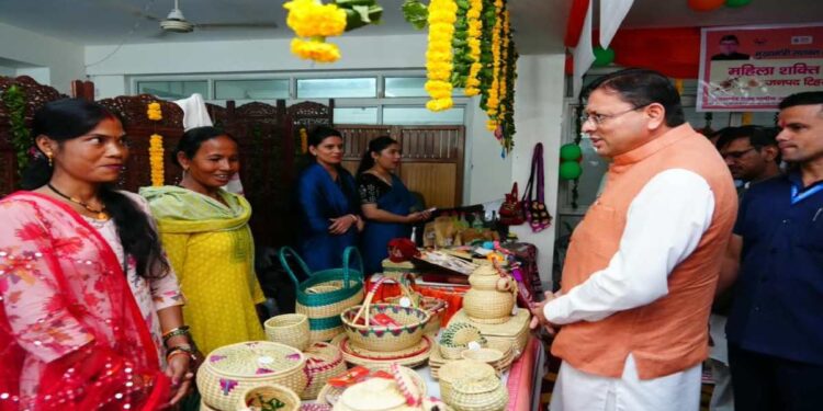 Uttarakhand News: ‘वोकल फॉर लोकल’ को बढ़ावा! CM धामी ने स्वयं सहायता समूहों के स्टाल से खरीदे स्थानीय उत्पाद, प्रदेशवासियों से की खास अपील…