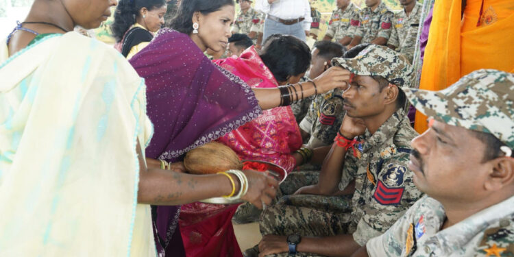 अबूझमाड़ में बदला हवाओं का रुख, हिंसा छोड़ मुख्यधारा में लौटीं बहनों ने DRG जवानों की कलाई पर बांधी राखी, दिया शांति और विश्वास का संदेश….