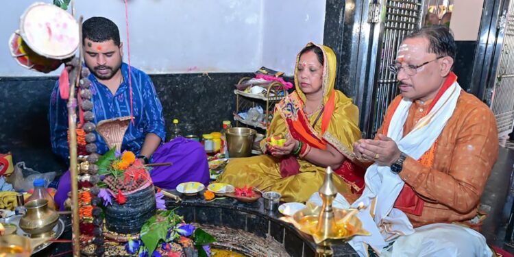 मुख्यमंत्री विष्णुदेव साय ने सावन सोमवार और नागपंचमी पर श्री फलेश्वरनाथ महादेव की पूजा-अर्चना की