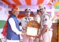 मुख्यमंत्री विष्णु देव साय के करकमलों से उत्कृष्ट सेवा के लिए सम्मानित हुए पुलिस एवं नगर सेना के अधिकारी-कर्मचारी…..