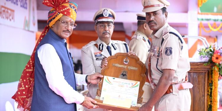 मुख्यमंत्री विष्णु देव साय के करकमलों से उत्कृष्ट सेवा के लिए सम्मानित हुए पुलिस एवं नगर सेना के अधिकारी-कर्मचारी…..