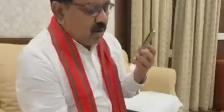 कुलगाम आतंकी हमले के पीड़ितों के परिजनों से उप मुख्यमंत्री विजय शर्मा ने की बात