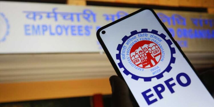 EPFO ने बदले PF से जुड़े 8 नियम, पैसा निकालने से नॉमिनेशन और क्लेम तक बड़ा अपडेट