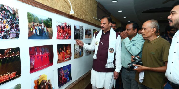 स्वास्थ्य मंत्री श्याम बिहारी जायसवाल ने किया दृश्य संवाद 2026 का शुभारंभ, तस्वीरों में उतरा छत्तीसगढ़,  फोटो जर्नलिस्टों का हुआ सम्मान….