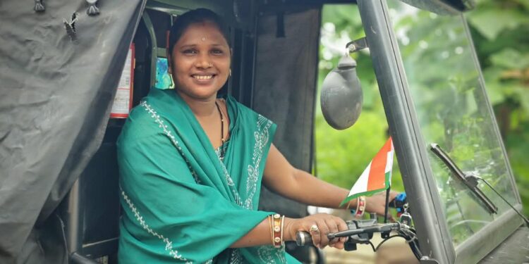 दीदी ई-रिक्शा सहायता योजना से सेवती और अंजू बनीं आत्मनिर्भर, ई-रिक्शा से आसान हुआ सफर और बढ़ी कमाई, हर महीने हो रहा 10 से 12 हजार रुपए का शुद्ध लाभ….