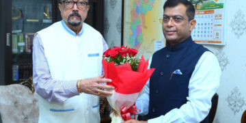 राज्यपाल रमेन डेका से राज्य निर्वाचन आयुक्त ने सौजन्य भेंट की…..